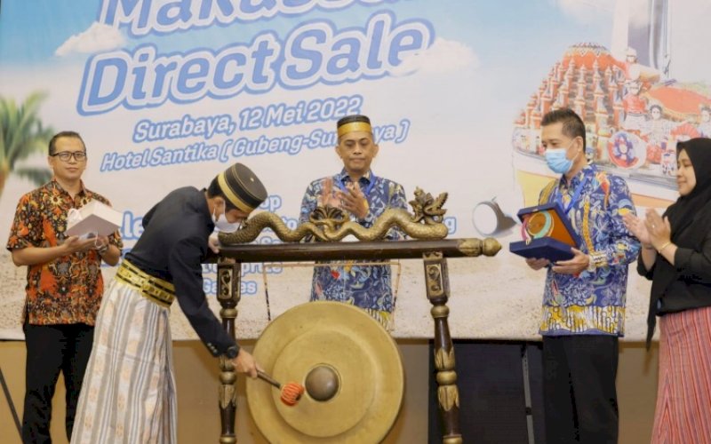 PEMBUKAAN. Sekretaris Dinas Pariwisata Kota Makassar, Andi Tenri Engka, memukul gong tanda pembukaan Direct Sale Dinas Pariwisata Kota Makassar di Ballroom Hotel Santika Premier Gubeng Surabaya, Kamis (12/5/2022). foto: istimewa