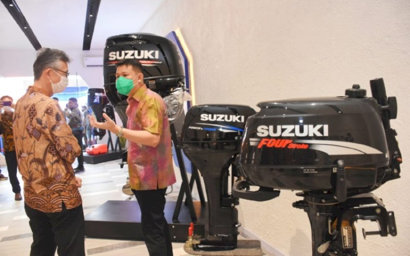 PERESMIAN. Komisaris Utama PT Era Global Marine Edward Horas (kanan) berbincang dengan President Director Suzuki Indonesia Shingo Sezaki di sela-sela peresmian showroom PT Era Global Marine di Jl Latimojong Makassar, Rabu (25/5/2022). foto: istimewa