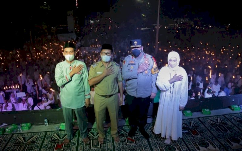 GEMA TAKBIR. Wali Kota Makassar Moh Ramdhan Pomanto didampingi Wakil Wali Kota Makassar Fatmawati Rusdi, Wakapolda Sulsel Brigjen Pol Chusaeni Patoppoi, dan Ketua DPRD Kota Makassar Rudianto Lallo pada lomba malam takbiran di Anjungan Pantai Losari Makassar, Minggu (1/5/2022) malam. foto: istimewa