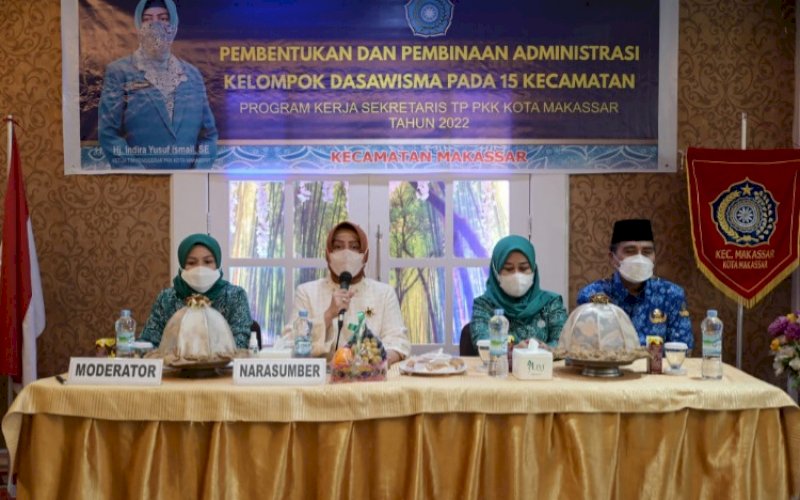 PEMBUKAAN. Ketua TP PKK Kota Makassar, Indira Jusuf Ismail (kedua kiri), membuka secara resmi kegiatan pembentukan dan pembinaan administrasi kelompok dasawisma di 15 kecamatan se-Kota Makassar tingkat Kecamatan Makassar di Runtono Restaurant Makassar, Selasa (17/5/2022). foto: istimewa