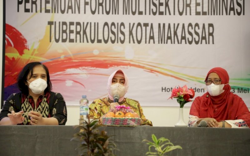 WORKSHOP. Ketua Tim Penggerak PKK Kota Makassar, yang juga Ketua FMS PET, Indira Jusuf Ismail (tengah), memberikan arahan pada workshop peningkatan kapasitas jejaring layanan DPPM Kota Makassar di Hotel Golden Tulip Makassar, Jumat (13/5/2022). foto: istimewa