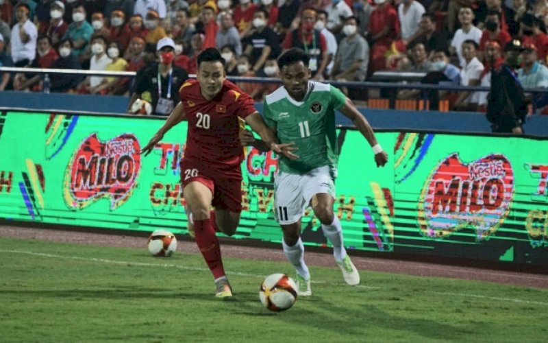 KALAH. Timnas U-23 Indonesia harus mengakui ketangguhan tuan rumah Vietnam 0-3 pada laga pertama cabang olahraga sepak bola SEA Games 2021 di Stadion Viet Tri, Phu Tho, Kamis (6/5/2022) malam. foto: istimewa