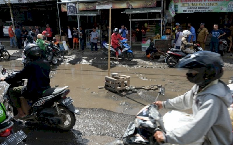 RUSAK PARAH. Kondisi Jalan Antang Raya yang rusak parah. Pemprov Sulsel segera melakukan penanganan rekonstruksi pada ruas jalan ini. foto: istimewa