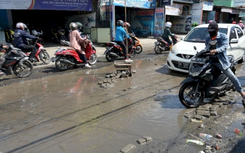 RUSAK PARAH. Kondisi Jalan Antang Raya yang rusak parah. Pemprov Sulsel segera melakukan penanganan rekonstruksi pada ruas jalan ini. foto: istimewa