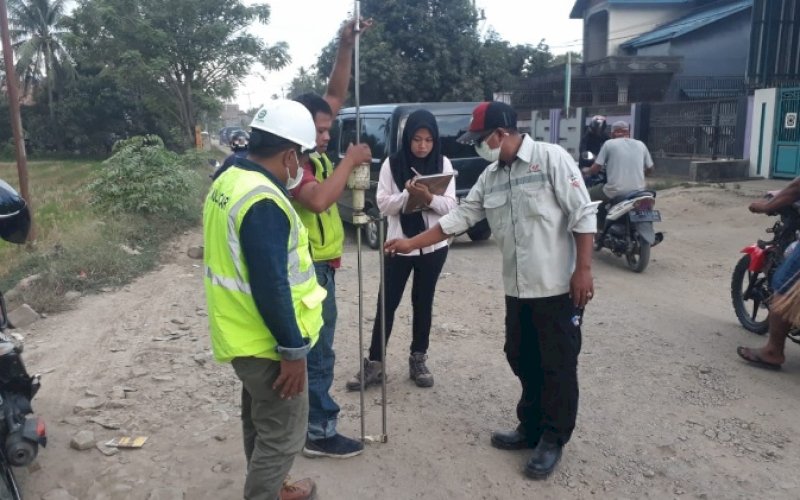 PENGERJAAN JALAN. Pemprov Sulsel melalui Dinas PUTR menangani dua paket pengerjaan untuk ruas jalan Pinrang-Rappang di Kabupaten Pinrang. foto: istimewa