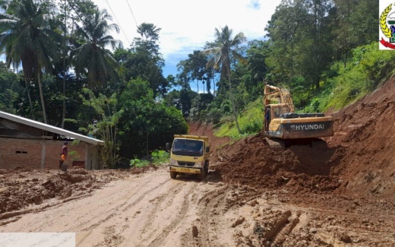 PENGERJAAN. Pembangunan jalan ruas Rantepao-Sa&rsquo;dan-Batusitanduk di Kabupaten Luwu sudah mulai memasuki tahap pengerjaan. foto: istimewa