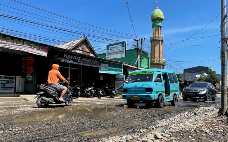 MULAI DIKERJA. Tampak kondisi Jalan Antang Raya, Kota Makassar, usai dilapisi dengan sirtu, Selasa (31/5/2022). foto: istimewa 