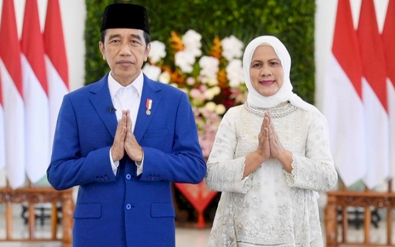 SELAMAT IDULFITRI. Presiden Joko Widodo beserta istri Iriana Joko Widodo menyampaikan ucapan selamat Idulfitri 1443 Hijriah, Minggu (1/5/2022). foto: istimewa