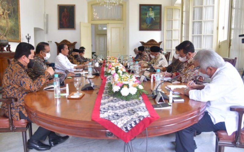 PIMPIN RAPAT. Presiden Joko Widodo memimpin Ratas Persiapan Pelaksanaan Ibadah Haji 1443 H/2022 M di Istana Kepresidenan Bogor, Jawa Barat, Selasa (17/05/2022). foto: istimewa