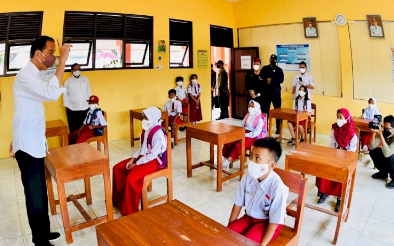 VAKSINASI ANAK. Presiden Jokowi meninjau pelaksanaan vaksinasi anak usia 6-11 tahun di SDN 3 Nglinduk, Grobogan, Jateng, Rabu (5/1/2022). foto: istimewa