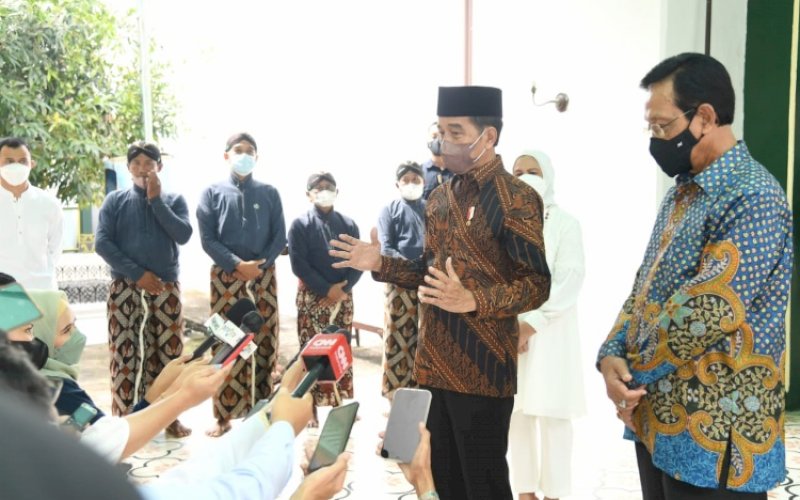 BERI KETERANGAN. Presiden Joko Widodo dan Sri Sultan Hamengkubuwono X memberikan keterangan pers di Keraton Yogyakarta, Senin (2/5/2022). foto: istimewa