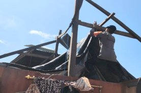 Angin Kencang Rusak 3 Rumah Warga, Brimob Bone Gerak Cepat Bantu Korban