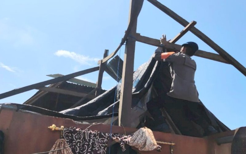 PERBAIKAN. Personel SAR Batalyon C Pelopor Satbrimob Polda Sulsel membantu memperbaiki rumah warga yang rusak akibat angin kencang di Lingkungan Benteng, Kelurahan Lonrae, Kecamatan Tanete Riattang Timur rusak, Senin (16/5/2022). foto: istimewa