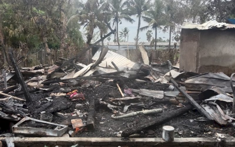 KEBAKARAN. Kebakaran terjadi di Dusun Mandi Desa Bontomarannu, Kecamatan Galesong Selatan, Kabupaten Takalar, Senin (16/5/2022) dini hari sekitar pukul 01.30 WITA. foto: istimewa