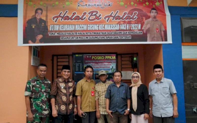 HALALBIHALAL. Camat Makassar Akbar Yusuf (kedua kiri) dan Lurah Maccini Gusung Muhammad Aris (ketiga kiri) bersama unsur muspika dan tripika pada acara halalbihalal bersama Pj Ketua RT/RW dan tokoh masyarakat di Kantor Lurah Maccini Gusung, Jumat (13/5/2022). foto: istimewa