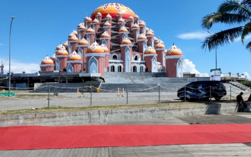 PERSIAPAN. Tampak aktivitas pembersihan dan persiapan di sekitar pelataran Lego-Lego dekat Masjid 99 Kubah Asmaul Husna di Center Point of Indonesia (CPI) Makassar, Minggu (1/5/2022). foto: istimewa
