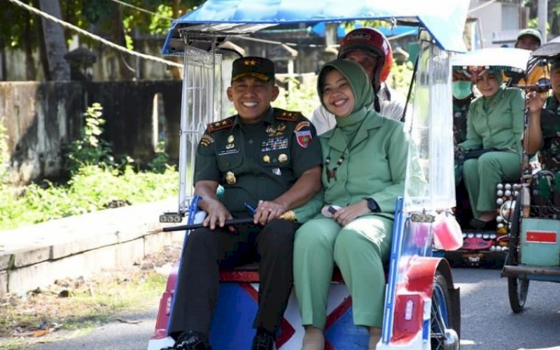 NAIK BENTOR. Pangdam XIV/Hasanuddin Mayjen TNI Andi Muhammad Bau Sawa Mappanyukki didampingi Ketua Persit Kartika Chandra Kirana PD XIV Hasanuddin Amelia Andi Muhammad naik becak motor (bentor) saat kunjungan di Kabupaten Selayar, Sabtu (28/5/2022). foto: istimewa