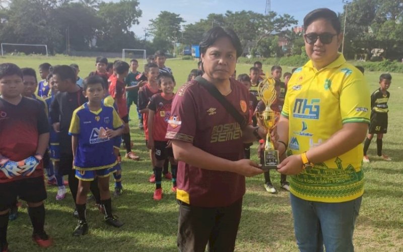 PEMBUKAAN. Ketua DPD II Partai Golkar Kabupaten Barru, Mudassir Hasri Gani (MHG), membuka trofeo SSB di Lapangan Asangkari Madello, Kabupaten Barru, Sabtu (21/5/2022). foto: istimewa