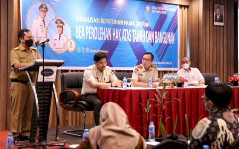 SOSIALISASI PAJAK. Sekda Kota Makassar Muh Ansar mewakili Wali Kota Makassar Moh Ramdhan Pomanto membuka sosialisasi pajak daerah yang digelar Pemkot Makassar melalui Bapenda Kota Makassar di Hotel Arthama Makassar, Selasa (24/5/2002). foto: istimewa