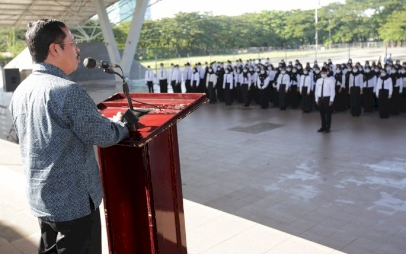 PEMBUKAAN. Sekda Kota Makassar, Muh Ansar, secara resmi membuka Pelatihan Dasar Prajabatan CPNS Formasi 2021 di Tribun Lapangan Karebosi Makassar, Jumat (20/5/2022). foto: istimewa
