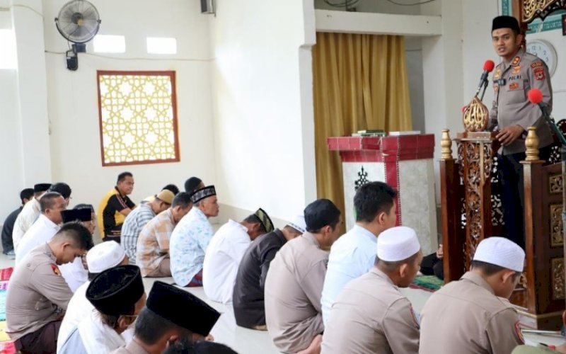 SAFARI JUMAT. Kapolres Palopo, AKBP Muh Yusuf Usman, saat memberikan pesan-pesan kamtibmas di Masjid Nur Assadiah, Lagaligo, Wara, Kota Palopo, Jumat (13/5/2022). foto: istimewa