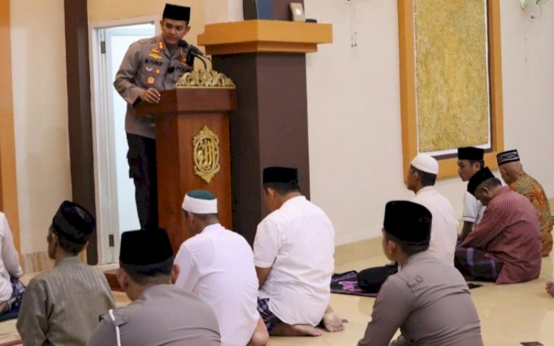 SAFARI SUBUH. Kapolres Palopo, AKBP Muh Yusuf Usman, melakukan Safari Subuh di Masjid Syuhada Benteng, Kelurahah Benteng, Kecamatan Wara Timur, Kota Palopo, Selasa (24/5/2022). foto: istimewa