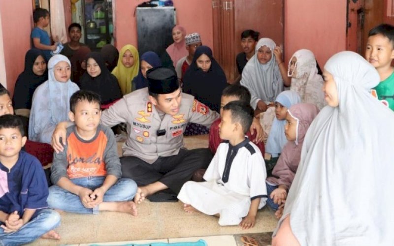 SILATURAHMI. Kapolres Palopo, AKBP Muh Yusuf Usman, bersilaturahmi dengan anak-anak Panti Asuhan Ar Rahman di Jl Ambe Nona, Ammasangan, Wara, Kota Palopo, Jumat (13/5/2022). foto: istimewa