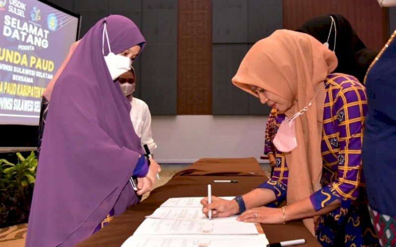 MOU. Bunda PAUD Sulsel, Naoemi Octarina (kiri), bersama Bunda PAUD Kabupaten/Kota se-Sulsel, melakukan penandatanganan Memorandum of Understanding (MoU) terkait pendidikan anak usia dini di Hotel Four Points by Sheraton Makassar, Rabu (18/5/2022). foto: istimewa