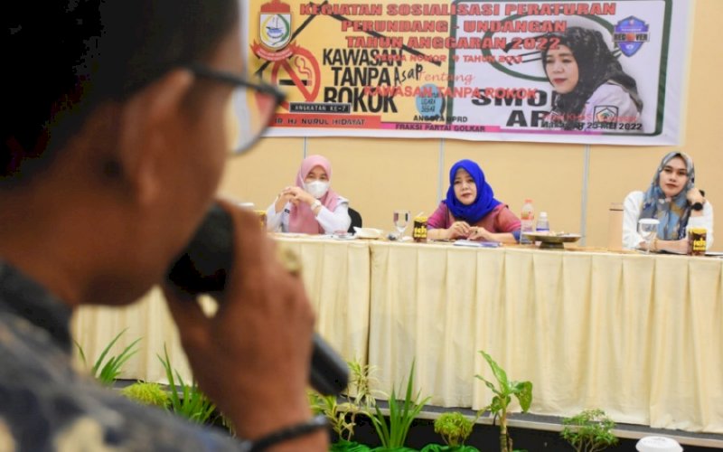 SOSIALISASI PERDA. Anggota DPRD Kota Makassar, Nurul Hidayat (tengah), Sosialisasi Peraturan Daerah (Perda) Nomor 4 Tahun 2013 tentang Kawasan Tanpa Rokok Kota Makassar di Hotel Khas Makassar, Rabu (25/5/2022). foto: istimewa
