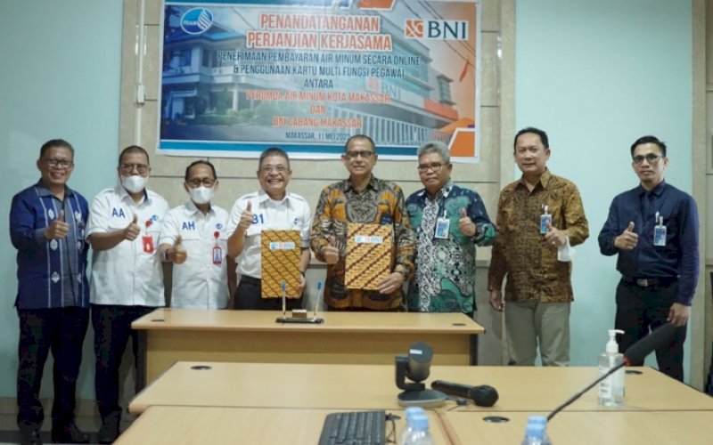 MOU. Perumda Air Minum Kota Makassar melakukan penandatanganan Memorandum of Understanding (MoU) dengan Bank BNI Cabang Utama Makassar, Rabu (11/5/2022). foto: istimewa