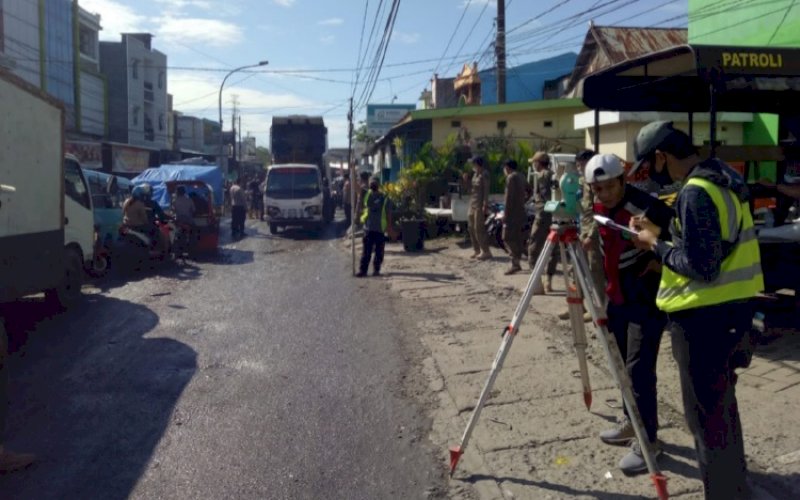PENGUKURAN. Pemprov Sulsel melalui Dinas PUTR Provinsi Sulsel langsung melakukan pengukuran terhadap Jalan Antang Raya, Kota Makassar, yang mengalami kerusakan, Selasa (31/5/2022). foto: istimewa