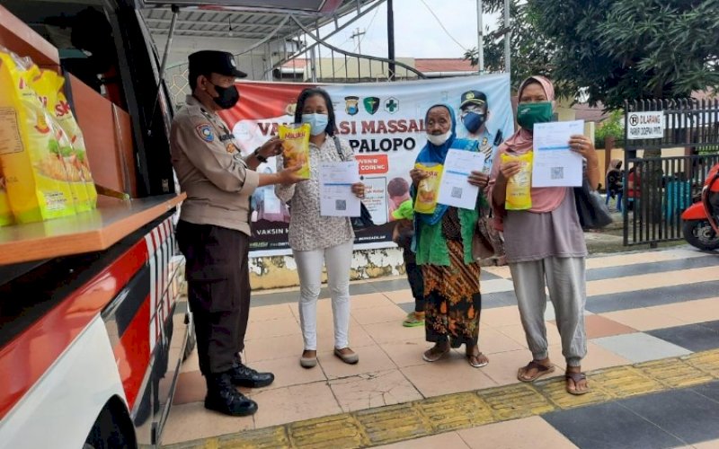 VAKSINASI. Polres Palopo mengadakan vaksinasi berhadiah minyak goreng di Klinik Polres Palopo, Senin (18/5/2022). foto: istimewa