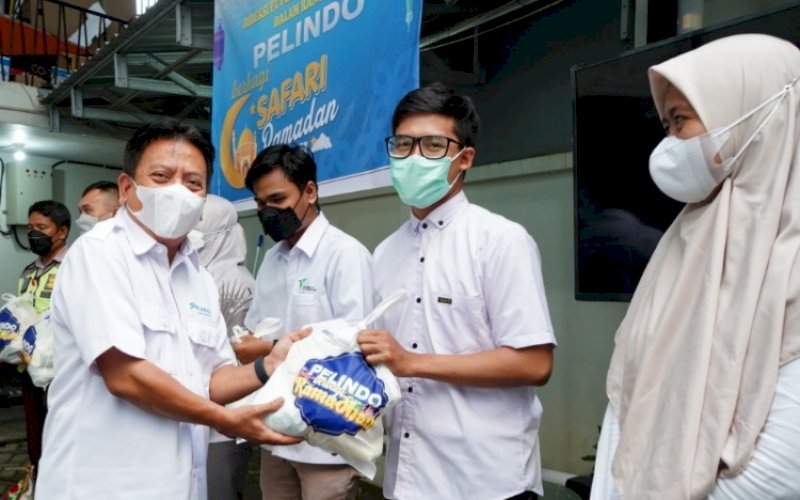 BANTUAN SEMBAKO. Direktur Utama Subholding Pelindo Jasa Maritim (SPJM), Prasetyadi, menyerahkan bantuan sembako yang diberikan merupakan bagian dari Tanggung Jawab Sosial dan Lingkungan atau TJSL. foto: istimewa