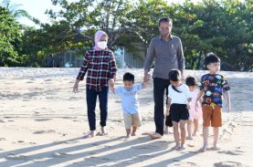 Presiden Menikmati Pantai Nusa Dua