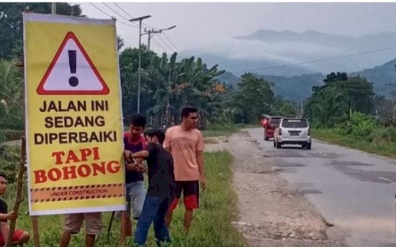 JALAN RUSAK. Ruas jalan di Kecamatan Burau, Kabupaten Luwu Timur, dalam kondisi rusak parah dan dikeluhkan warga. foto: istimewa