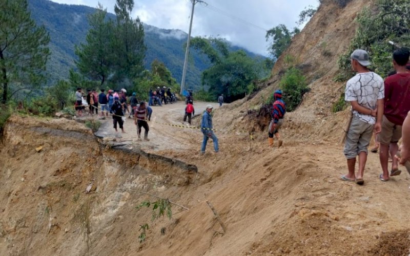 LONGSOR. Tim Dinas PUTR Provinsi Sulsel dibantu masyarakat melakukan penanganan darurat pada ruas jalan Sabbang-Tallang di Kabupaten Luwu Utara yang mengalami longsor. foto: istimewa