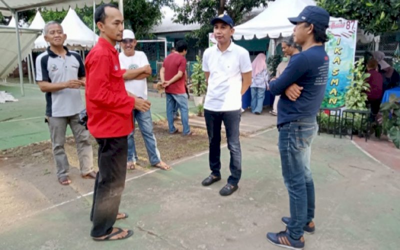 PERSIAPAN. Ketua Umum IKA SMA Negeri 6 Makassar, Rudianto Lallo (kedua kanan), saat meninjau langsung kesepian Panitia Milad Ke-35 SMAN 6 Makassar di Jl Ir Sutami, tepatnya di SMAN 6 Makassar, Sabtu (28/5/2022). foto: istimewa