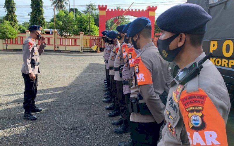 PENCARIAN. Tim SAR gabungan dari Brimob Yon C Pelopor diturunkan melakukan pencarian warga Sinjai, Andi Ridwan (45), yang dilaporkan hilang setelah terseret arus di Sungai Tangka, Desa Lappa Cinrana, Kecamatan Bulupoddo, Kabupaten Sinjai, Minggu (8/5/2022). foto: istimewa