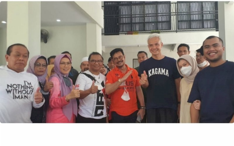 SOFT LAUNCHING. Menteri Pertanian RI Syahrul Yasin Limpo dan Gubernur Jawa Tengah Ganjar Pranowo menghadiri soft launching Warung Kopi Arnum di Jl Tupai, Kota Makassar, Minggu (8/5/2022). foto: istimewa