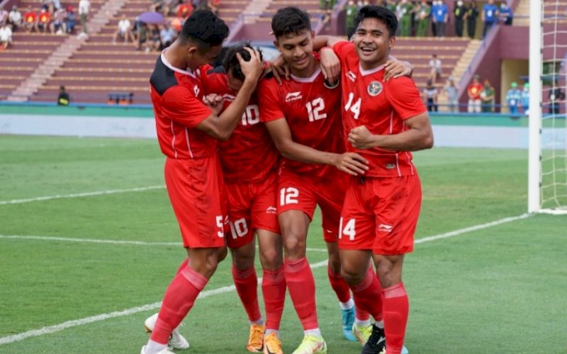 SELEBRASI. Pemain Timnas U-23 Indonesia melakukan selebrasi saat&nbsp; menenggelamkan Filipina 4-0 pada laga ketiga Grup A cabang olahraga sepak bola SEA Games 2021 di Stadion Viet Tri, Phu Tho, Jumat (13/5/2022). foto: istimewa
