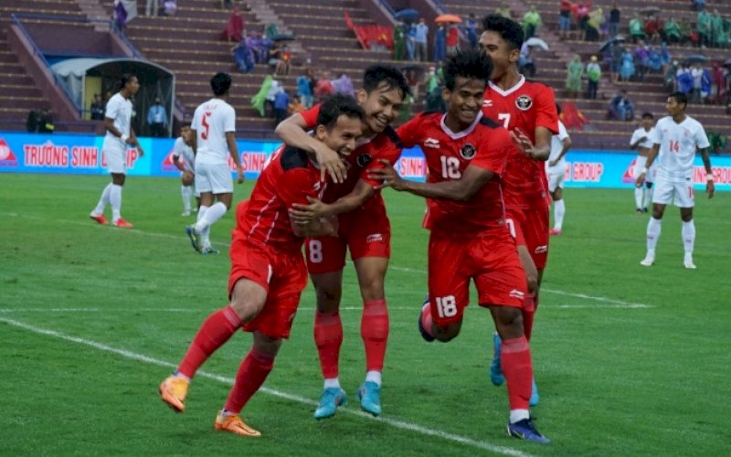 SELEBRASI. Para pemain Timnas U-23 Indonesia melakukan selebrasi saat menang 3-1 atas Myanmar pada laga terakhir babak penyisihan Grup A cabang olahraga sepak bola SEA Games 2021 di Stadion Di Viet Tri, Phu Tho, Vietnam, Minggu (15/5/2022) sore. foto: istimewa