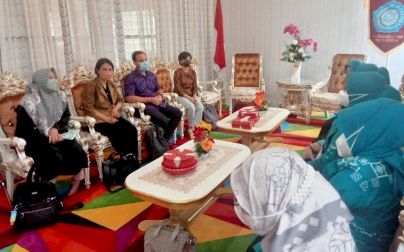 PERTEMUAN. Tim UNICEF menemui Pokja IV PKK Provinsi Sulsel, di Gedung PKK Sulsel, Kota Makassar, Selasa (10/5/2022). foto: istimewa