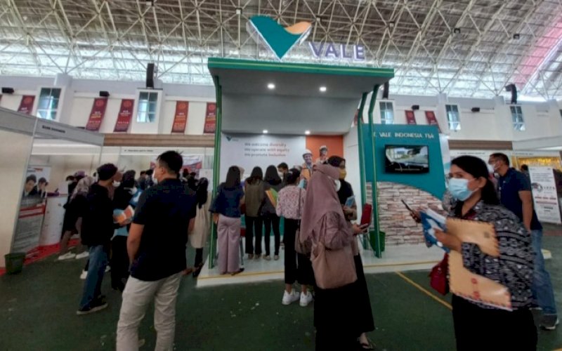 STAN VALE. Para pencari kerja memadati stan PT Vale Indonesia Tbk (PT Vale) pada Unhas Career Expo 2022 di JK Arenatorium, Kampus Unhas, Tamalanrea, Makassar, 18-19 Mei 2022. foto: istimewa