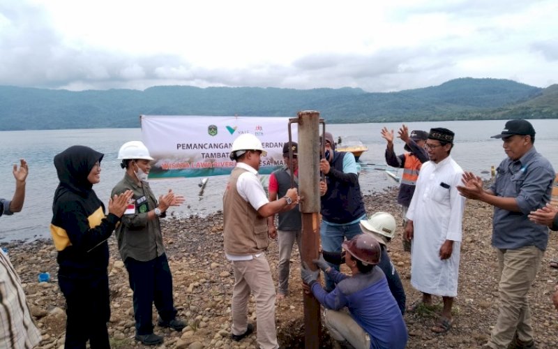 DUKUNGAN VALE. PT Vale Indonesia Tbk memfasilitasi Pemancangan Tiang Pertama Tambatan Perahu Wisata Laa Waa River Park, di desa Matano, Sabtu (28/5/2022). foto: istimewa