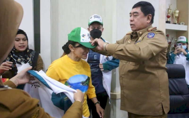 PELEPASAN. Sekda Provinsi Sulsel, Abdul Hayat Gani, secara simbolis melepas kontingen KORMI Sulsel untuk mengikuti FORNAS IV di Ruang Rapat Sekda di Kantor Gubernur Sulsel, Selasa (28/6/2022). FORNAS IV akan berlangsung di Palembang, 29 Juni hingga 7 Juli 2022 mendatang. foto: istimewa