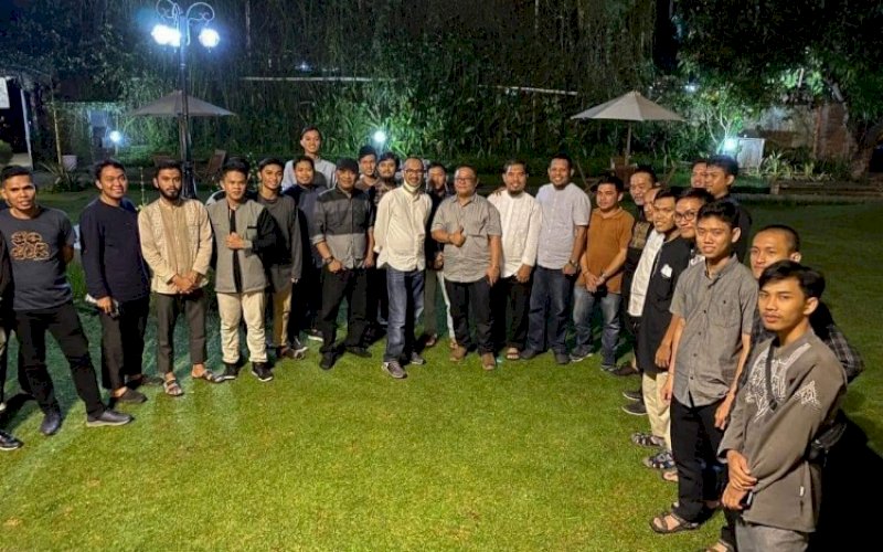 SILATURAHMI. Ketua Komisi Pemberantasan Korupsi (KPK) RI Periode 2011-2015, Abraham Samad (tengah), silaturahmi bersama kerabat di salah satu tempat di bilangan Utara Kota Makassar, Senin (6/6/2022) malam. foto: istimewa