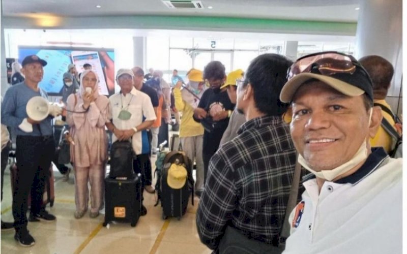 PELEPASAN. Mantan Ketua Umum Ikatan IKA SMA Negeri 1 (SMANSA) Makassar Agus Arifin Nu'mang didampingi istri yang juga alumni SMANSA Makassar Andi Majdah M Zain melepas rombongan peserta Tenas III IKA SMANSA Makassar di Dermaga Pelabuhan Soekarno Hatta, Kota Makassar, Kamis (16/6/2022). foto: istimewa