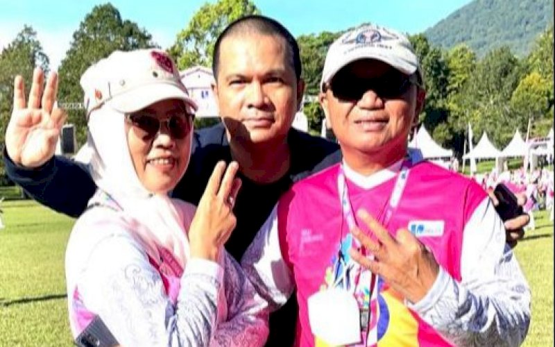 TENAS. Agus Arifin Nu&rsquo;mang bersama istri tercinta Andi Majdah M Zain dan dr Wachyudi Muchsin SH MKes. foto: istimewa