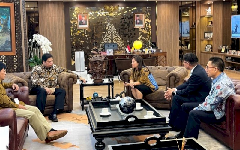 PERTEMUAN. PT Vale Indonesia Tbk (PT Vale) bersama Partner Zhejiang Huayou Cobalt Company Limited (Huayou) bertemu Menko Bidang Perekonomian Airlangga Hartarto yang didampingi Deputi Bidang Koordinasi Pengembangan Wilayah dan Tata Ruang Kemenko Bidang Perekonomian Wahyu Utomo dan Staf Khusus Menteri Bidang Pengembangan Industri dan Kawasan I Gusti Putu Suryawirawan di Jakarta, Senin (20/6/2022). foto: istimewa
