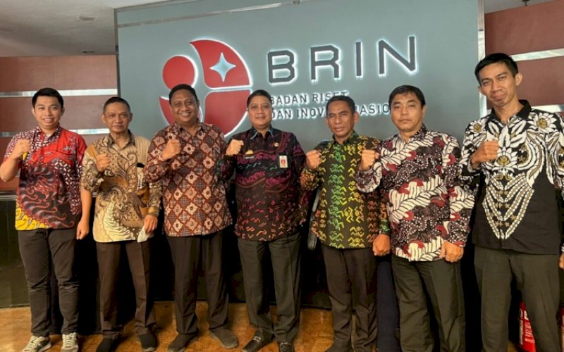PERTEMUAN. Kepala Balitbangda Kota Makassar Andi Bukti Djufrie (tengah) bersama rombongan usai bertemu Plt Direktur Diseminasi dan Pemanfaatan Riset dan Inovasi Deputi Bidang Riset dan Inovasi Daerah BRIN Wihatmoko Waskitoaji di Jakarta, Senin (20/6/2022). foto: istimewa